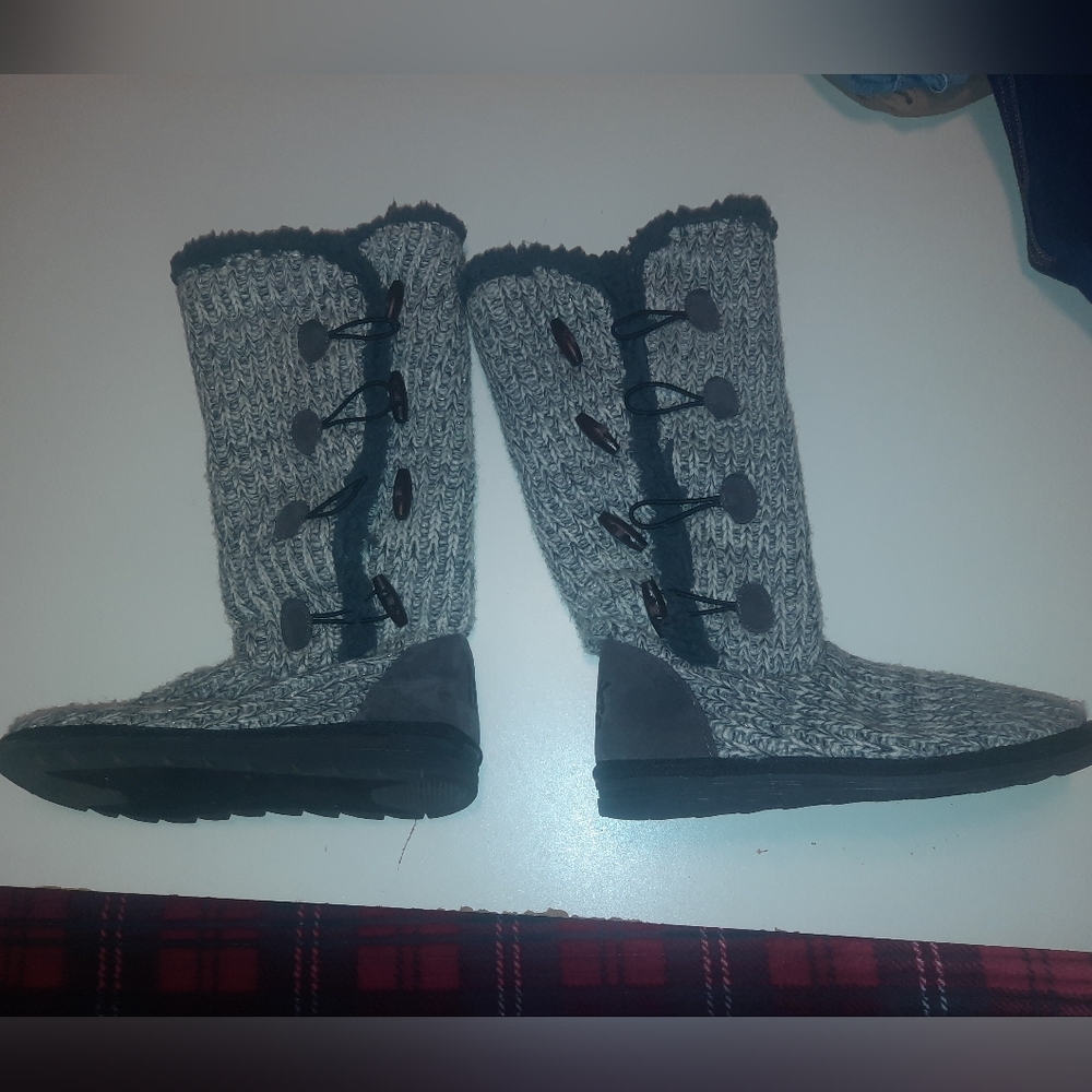 Muk luk fuzzy boots